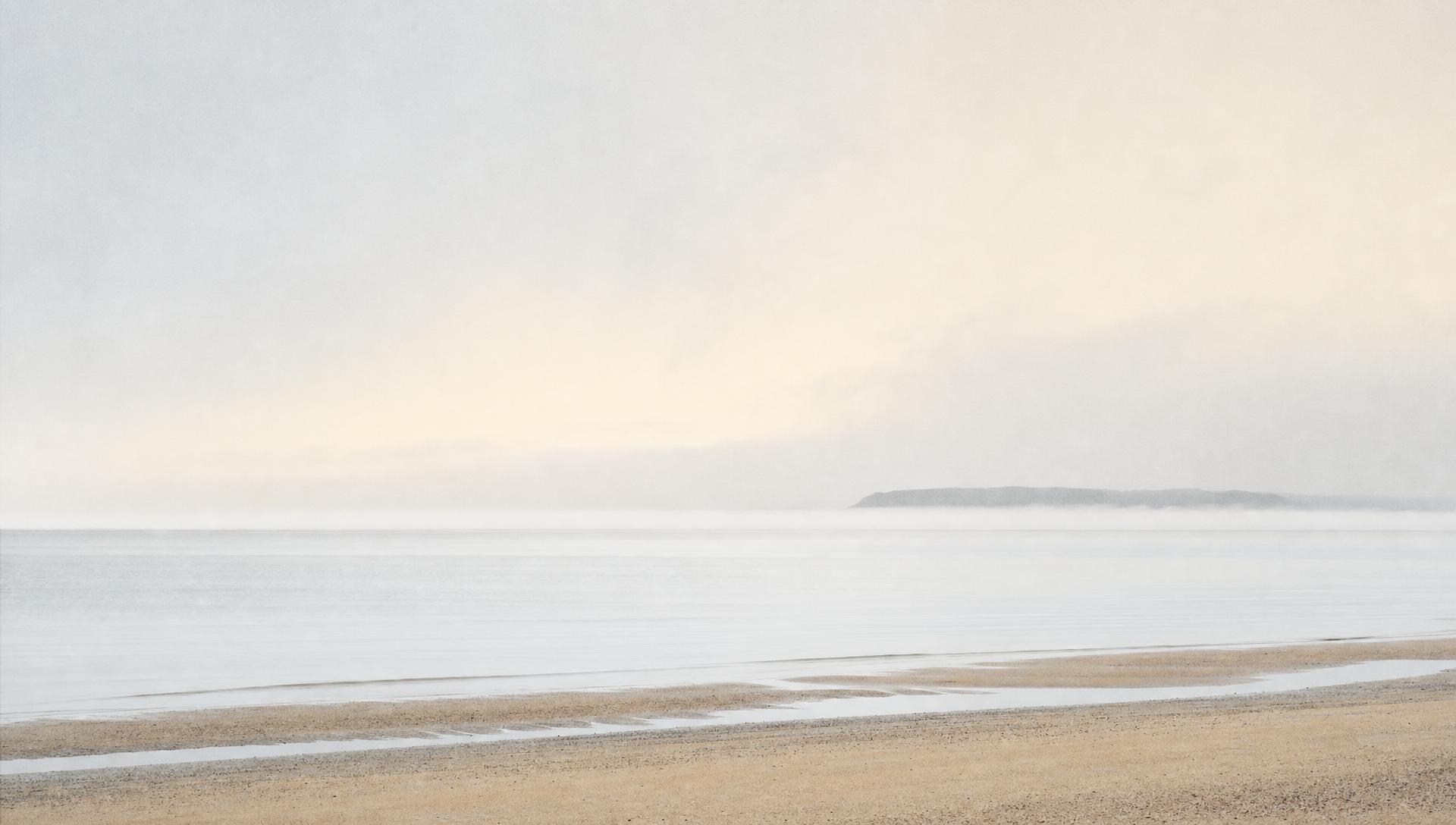 Stille nordisk horisont i tåge, lavt vand og sand